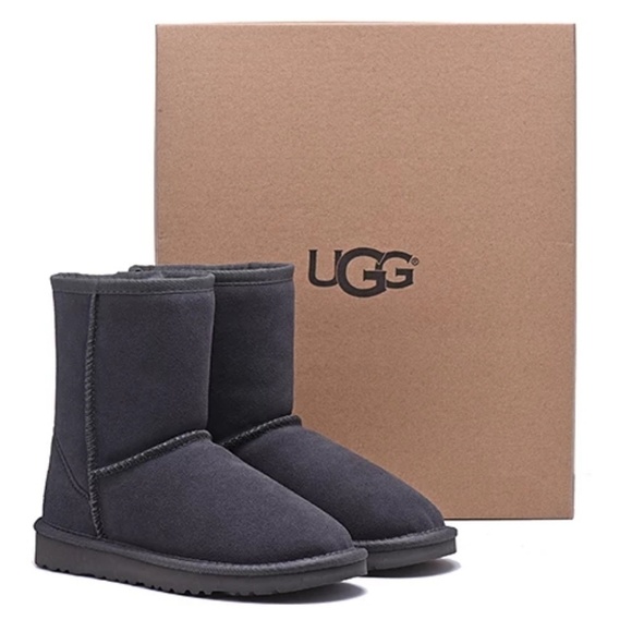 Women UGG Boots - Picture 2 of 5